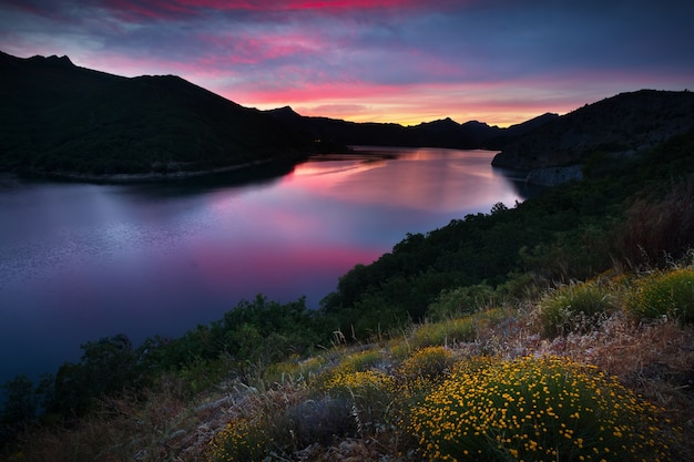 Zomer bergen landschap met meer in zonsondergang