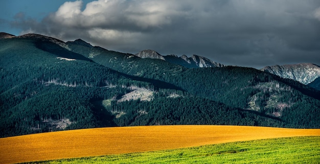 Zomer bergen landschap met wolken aan de hemel. Liptov-velden in Slowakije.