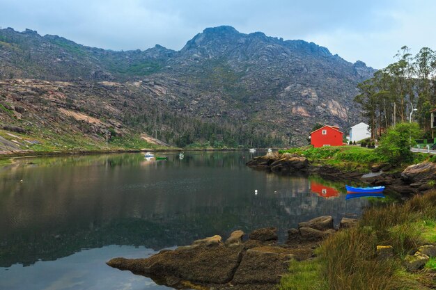 Foto zomer berglandschap en xallas rivier (galicië, spanje).