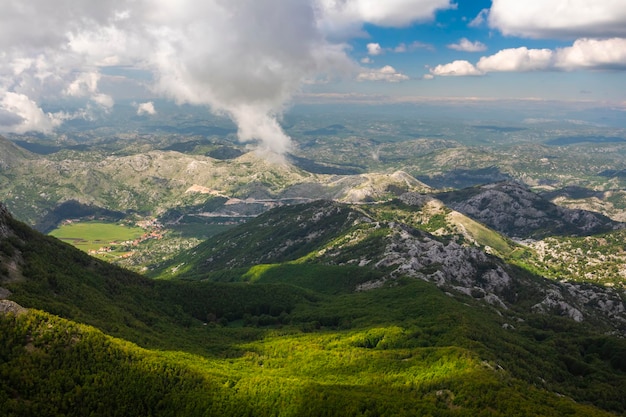 Zomer berglandschap in nationaal park Lovcen Montenegro Zonnige zomerdag