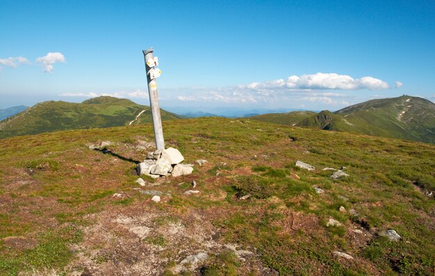 Zomer berglandschap met richtingbord