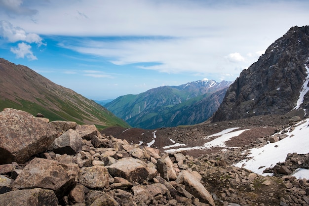 Zomer berglandschap met sneeuw, Talgar pass in de Zailiyskiy Alatau bergen boven de stad Almaty in Kazachstan