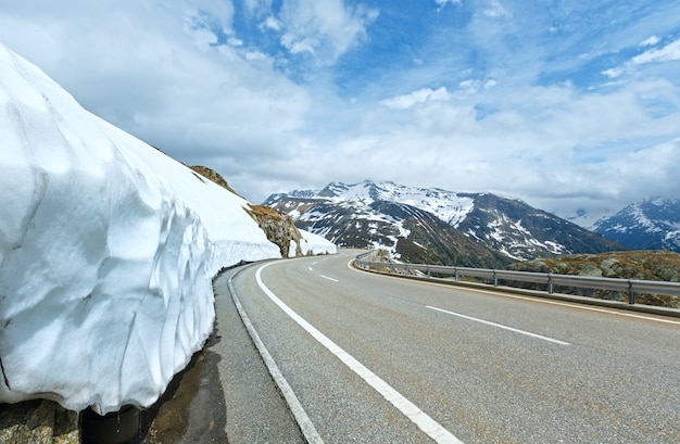 Zomer berglandschap met weg (Grimselpas, Zwitserland)