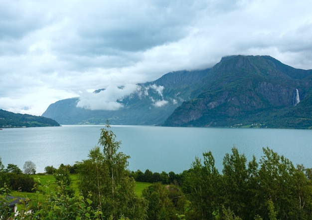 Zomer bewolkt berg- en fjordlandschap.