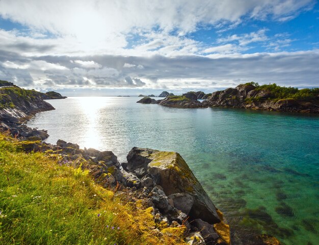 Zomer bewolkte avond ersfjorden landschap (noorwegen, lofoten).