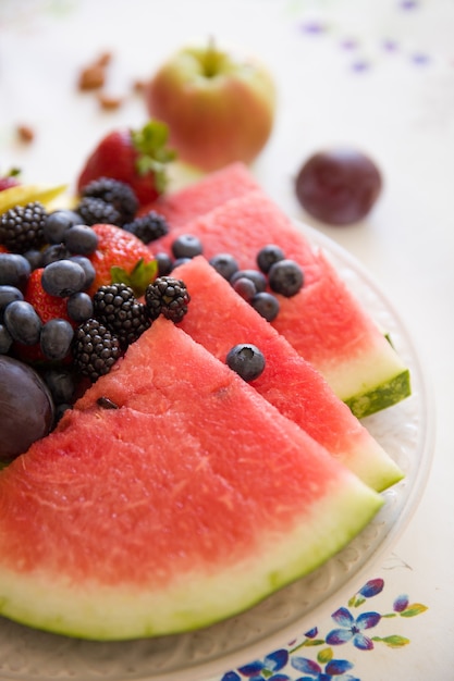 Zomer biologisch fruit watermeloen bessen appels pruimen en aardbeien als een gezond voedingsconcept