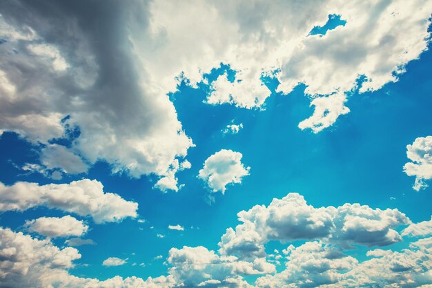 Foto zomer blauwe bewolkte hemel achtergrondkleur