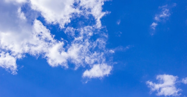 Zomer blauwe hemel wolk gradiënt lichte witte achtergrond Selectieve aandacht