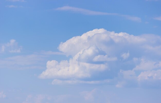 Zomer blauwe hemel wolk gradiënt lichte witte achtergrond Selectieve aandacht