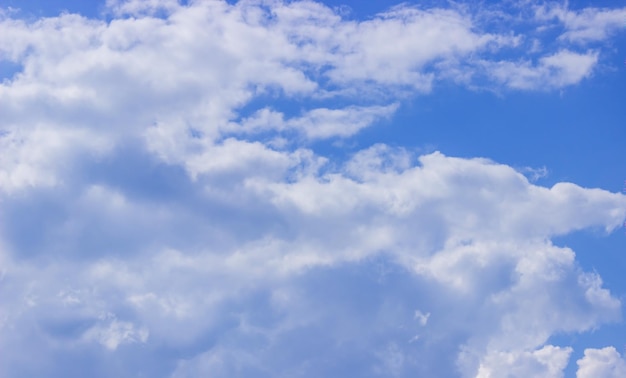 Zomer blauwe hemel wolk gradiënt lichte witte achtergrond Selectieve aandacht