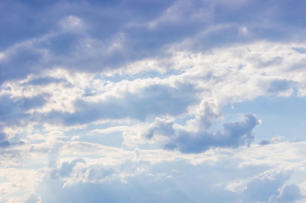 Zomer blauwe hemel wolk gradiënt lichte witte achtergrond Selectieve aandacht