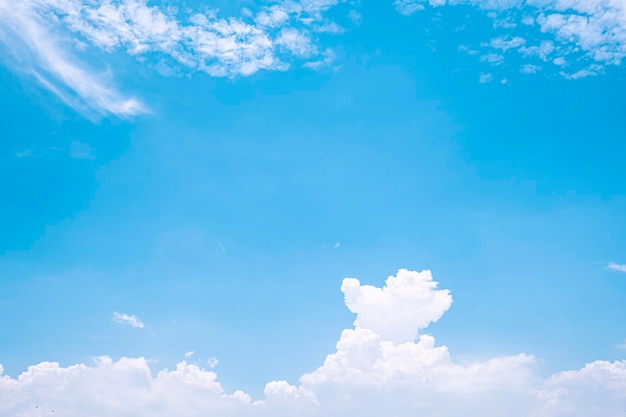 Zomer blauwe hemel wolk gradiënt lichte witte achtergrond