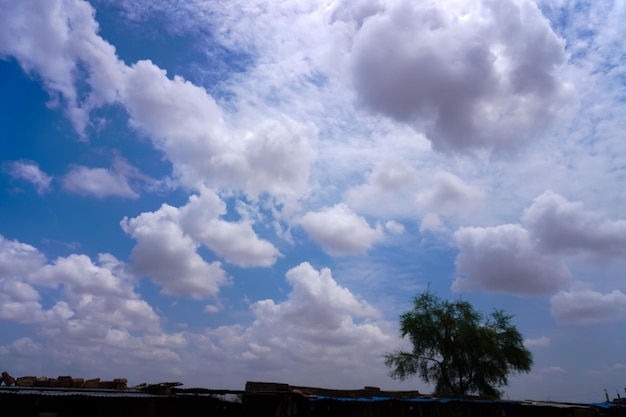 Zomer blauwe hemel wolk gradiënt lichte witte achtergrond