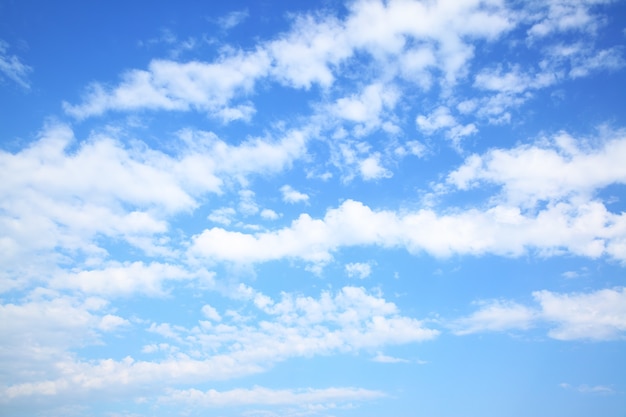 Zomer blauwe lucht met wolken