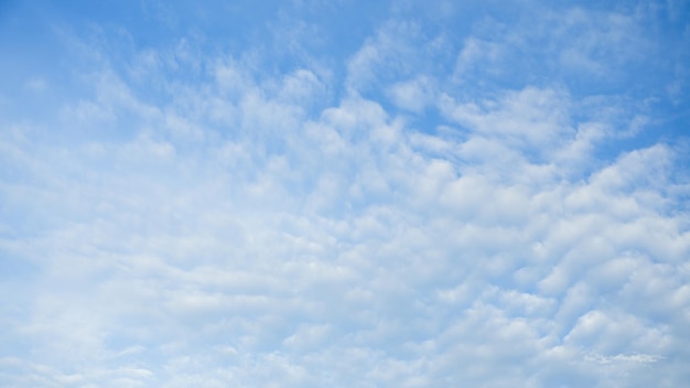 Zomer blauwe lucht wolken achtergrond zonlicht zonnestraal frisse lucht zonnige verlichting Schoonheid helder wit bewolkt in zonneschijn kalm heldere winter lucht achtergrond in de ochtend