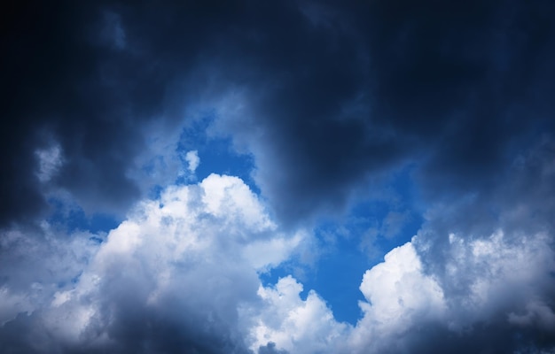 Zomer blauwe wolken wolkenlandschap achtergrond