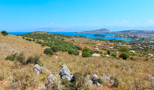 Zomer bovenaanzicht van de stad Ksamil, Albanië.