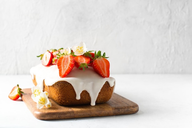 Foto zomer cake met aardbei op witte tafel achtergrond