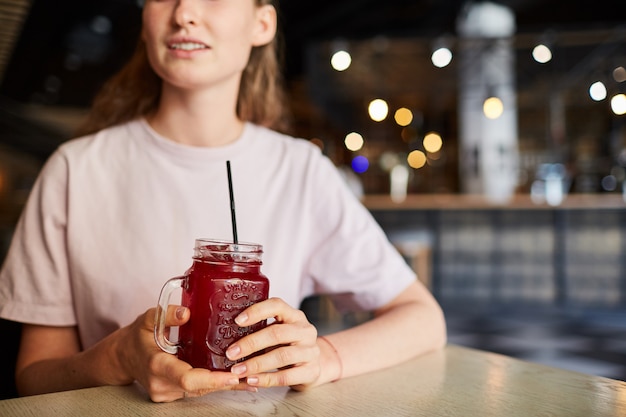 Zomer cocktail drinken in café