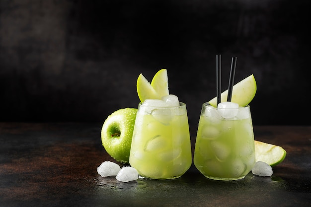 Zomer cocktail met groene appel en ijs. met kopie ruimte