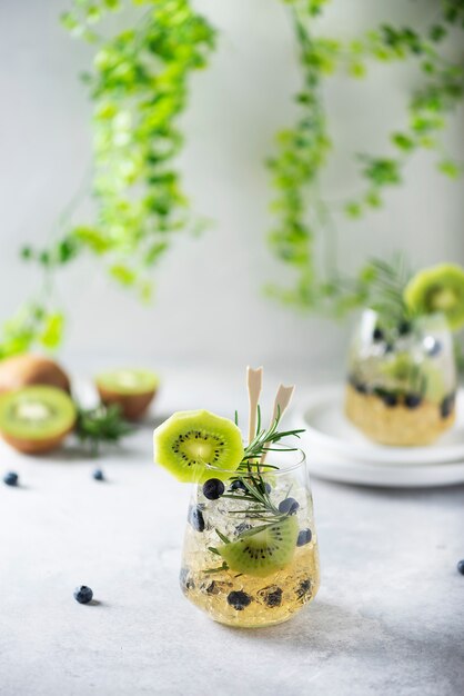 Zomer cocktail met kiwi