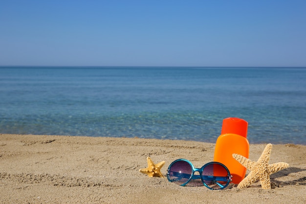 Zomer damesaccessoires op het strand.