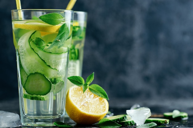 Zomer detox water met citroen, munt, komkommer en basilicum zomer gekoelde limonade