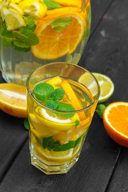 Zomer drankje. Traditionele limonade met citroenmunt