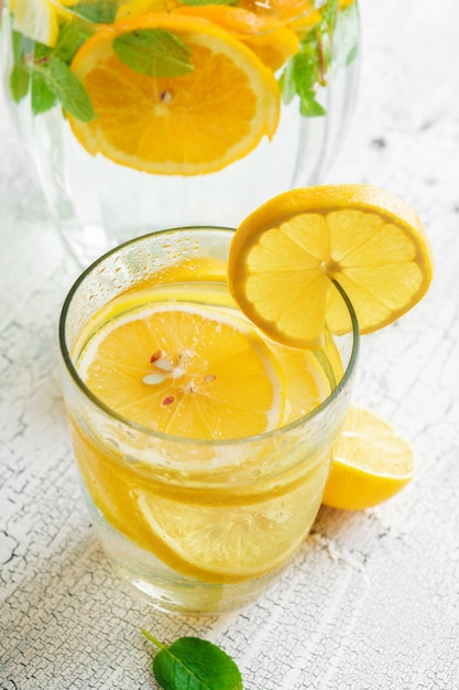 Zomer drankje. Traditionele limonade met citroenmunt