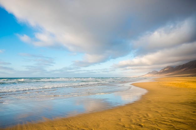 Zomer eenzaam strand met water reflecties concept