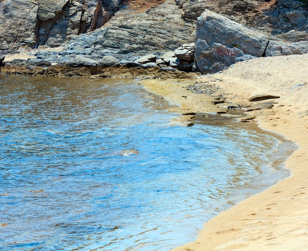 Zomer Egeïsche Zee kust landschap met zandstrand (Sithonia, Chalkidiki, Griekenland.