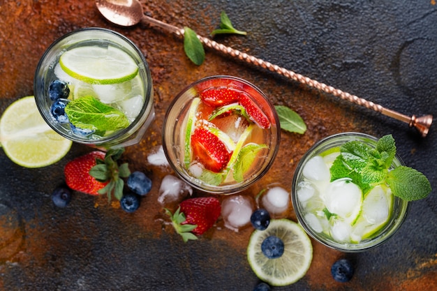 Zomer eigengemaakte fruit en bessenlimonade