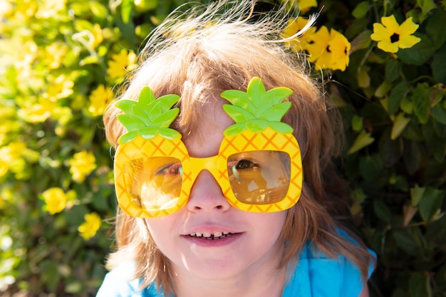 Zomer feest. Kind buitenshuis. Feest zonnebril. Blije stemming.