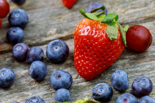 Zomer fruit op een houten tafel. Bosbessen Grape aardbeien