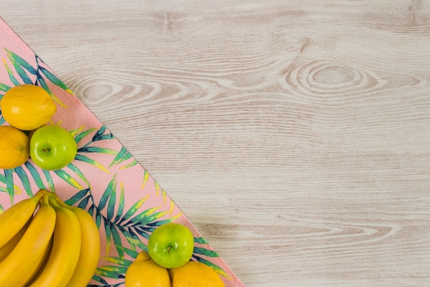 Zomer fruit op witte houten achtergrond. Bovenaanzicht met ruimte voor uw tekst.