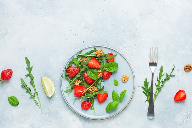 Zomer gezonde aardbeiensalade