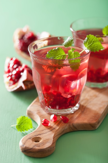 Zomer granaatappel drankje met melissa