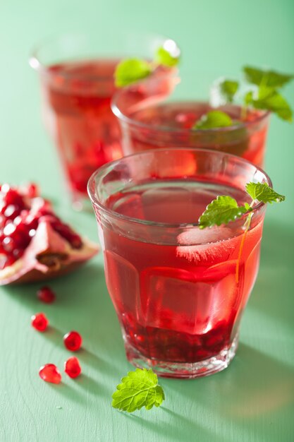 Zomer granaatappel drankje met melissa