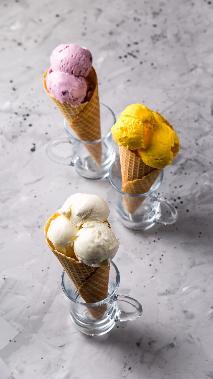 Zomer heldere natuurlijke dessert veelkleurige op een grijze achtergrond