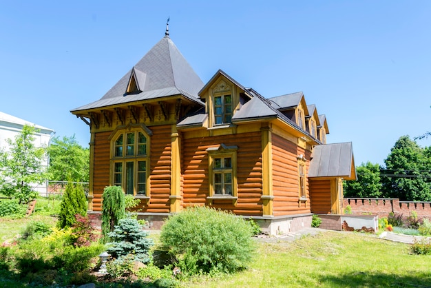 Zomer houten huis gemaakt van boomstammen.