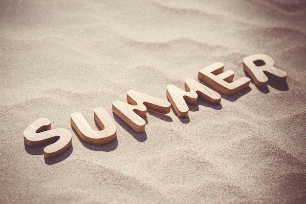 Zomer houten letters op het zand