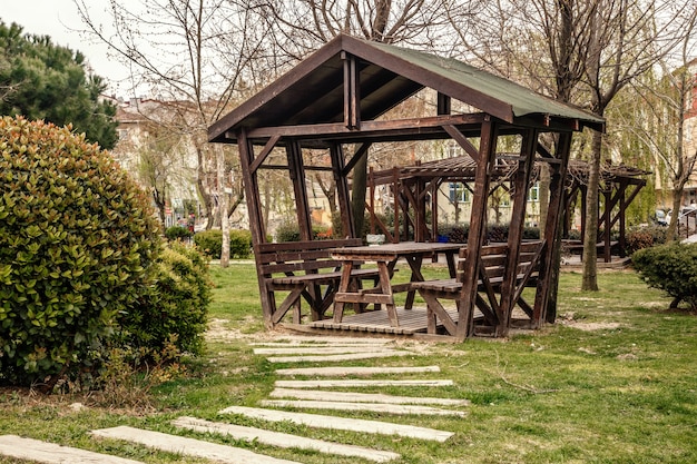 Zomer houten tuinhuisje om uit te rusten en te picknicken in een van de parken van Istanbul