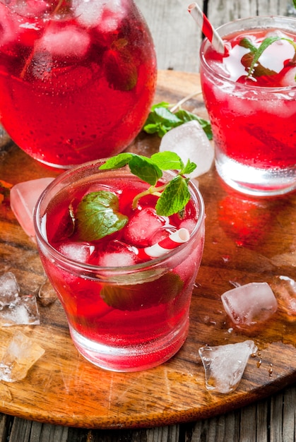 Zomer ijs rood drankje - thee of sap