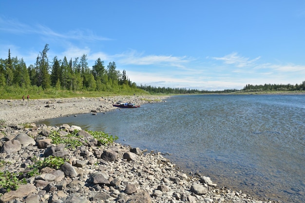 Zomer in de Polar Oeral de rivier Sob