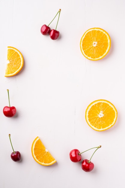 Zomer kersen en sinaasappelen fruit