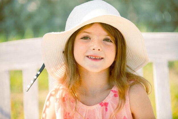 Zomer kinderen meisje buiten kind schattig gezicht schattig klein meisje swingend op de weide in de zomerdag