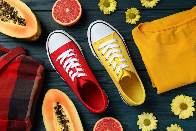 Zomer kleding concept met sneakers op houten achtergrond