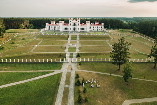 Zomer Kossovsky kasteel in Belarus.Puslovsky Palace.