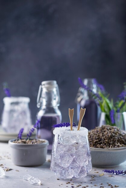 Zomer koud drankje met lavendel