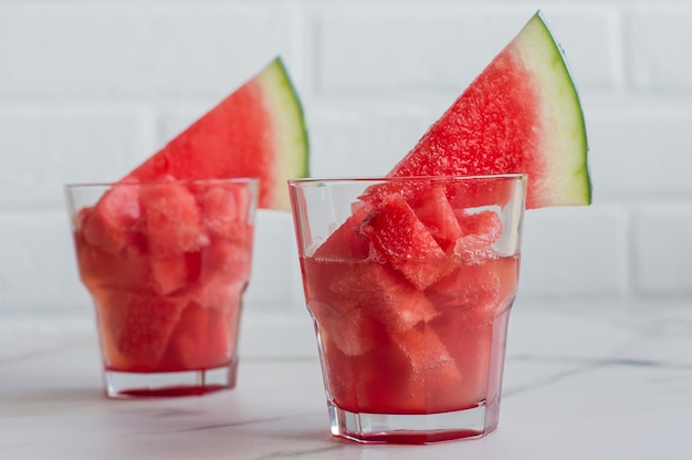 Zomer koud drankje met watermeloen op een tafel. Gehakt fruit in glazen. Cateringservice.